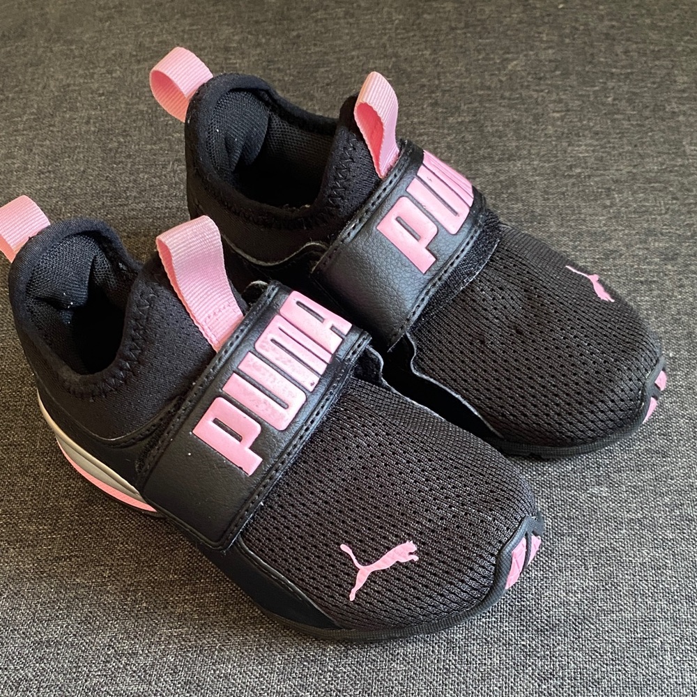 PUMA girls Sneakers in Black and Pink size 10.5C